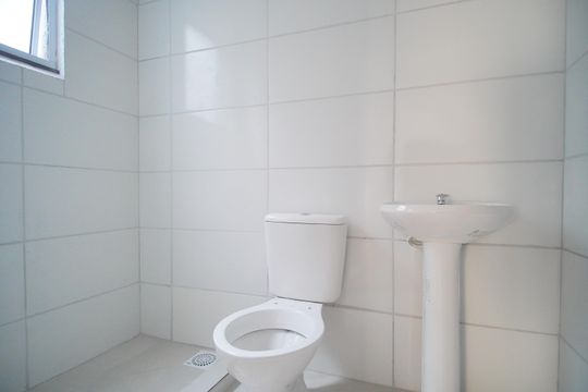 banheiro  de apartamento para alugar com 2 quartos, 45m² em Canudos, Novo Hamburgo