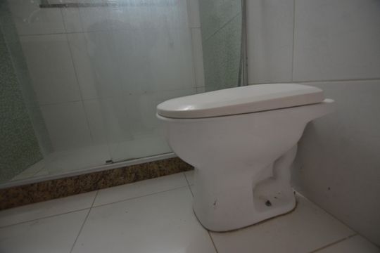 Banheiro de apartamento para alugar com 2 quartos, 80m² em Cascadura, Rio de Janeiro