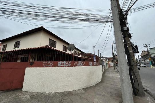 Fachada de casa à venda com 3 quartos, 200m² em Pilares, Rio de Janeiro
