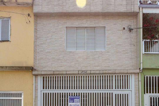 Fachada de casa para alugar com 3 quartos, 200m² em Taboão, Diadema