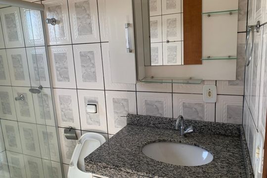 Banheiro de apartamento para alugar com 3 quartos, 110m² em Leblon, Uberaba