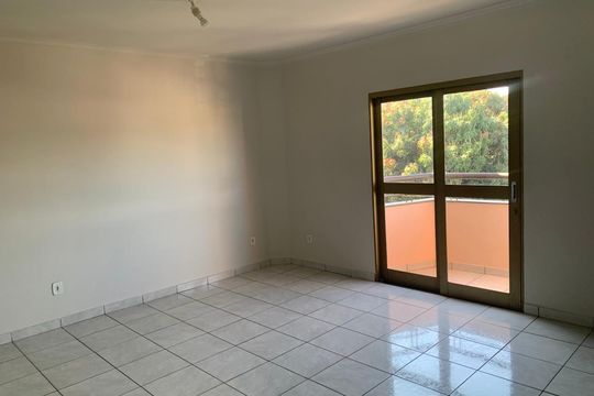 Sala de apartamento para alugar com 3 quartos, 110m² em Leblon, Uberaba