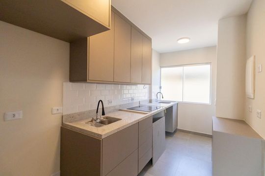 Cozinha e Área de Serviço de apartamento à venda com 2 quartos, 68m² em Água Verde, Curitiba