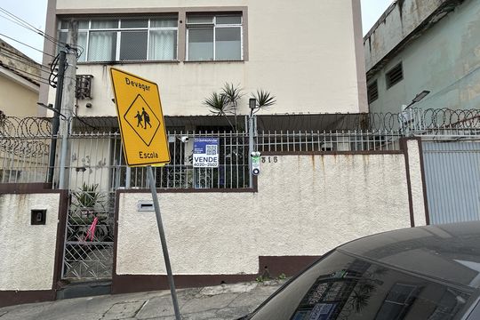 Fachada + placa de apartamento à venda com 2 quartos, 80m² em Cachambi, Rio de Janeiro