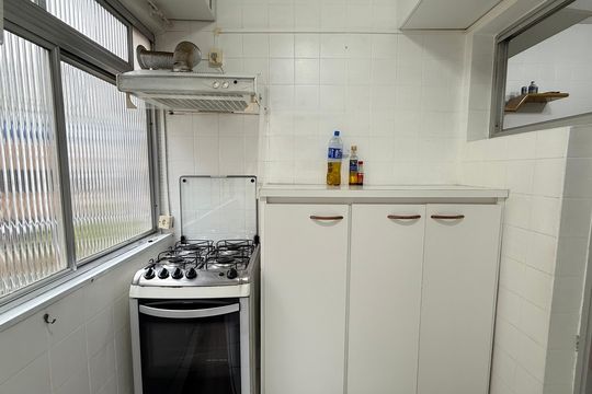 Cozinha de apartamento para alugar com 1 quarto, 57m² em Jardim Asturias, Guarujá