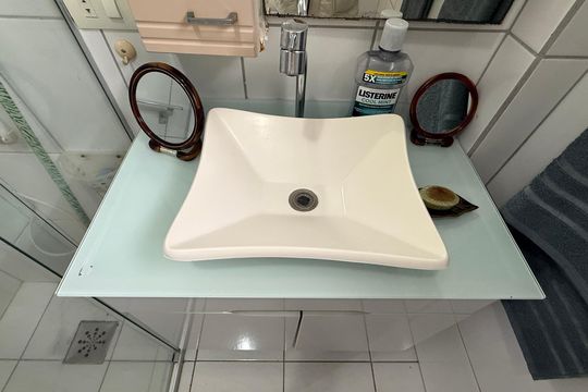 Banheiro Social de apartamento para alugar com 1 quarto, 57m² em Jardim Asturias, Guarujá