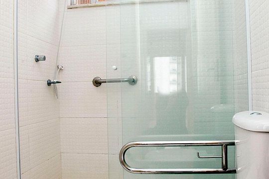 Banheiro social de apartamento à venda com 3 quartos, 88m² em Floresta, Porto Alegre