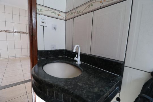 Banheiro Social de casa para alugar com 3 quartos, 200m² em Jardim Brasília, Uberlândia