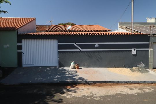 Fachada de casa para alugar com 3 quartos, 200m² em Jardim Brasília, Uberlândia