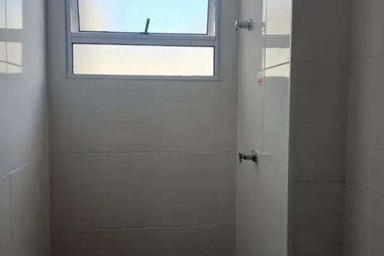 Banheiro de apartamento para alugar com 2 quartos, 47m² em Braúnas, Belo Horizonte