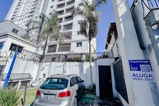 Fachada com Plaquinha de apartamento para alugar com 2 quartos, 56m² em Vila Esperança, São Paulo