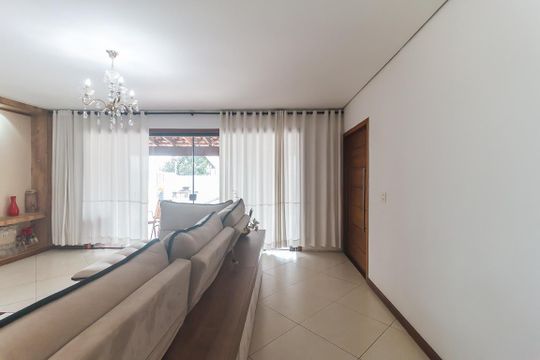 Sala de casa para alugar com 4 quartos, 800m² em Jardim Layr, Mogi das Cruzes