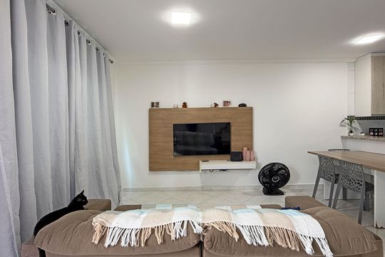 Sala de casa de condomínio para alugar com 2 quartos, 70m² em Balneario Guarujá, Guarujá
