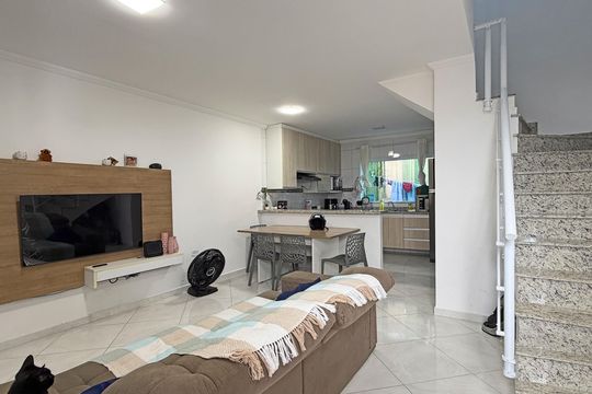 Sala de casa de condomínio para alugar com 2 quartos, 70m² em Balneario Guarujá, Guarujá
