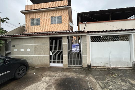 Fachada + placa de casa para alugar com 2 quartos, 72m² em Guadalupe, Rio de Janeiro