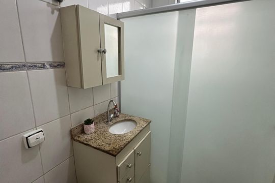 Banheiro de apartamento para alugar com 1 quarto, 29m² em Itararé, São Vicente
