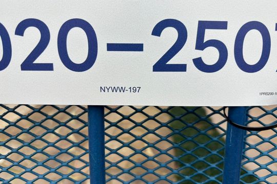 Plaquinha Instalada código NYWW-197 de apartamento para alugar com 3 quartos, 97m² em Jardim Europa, Porto Alegre