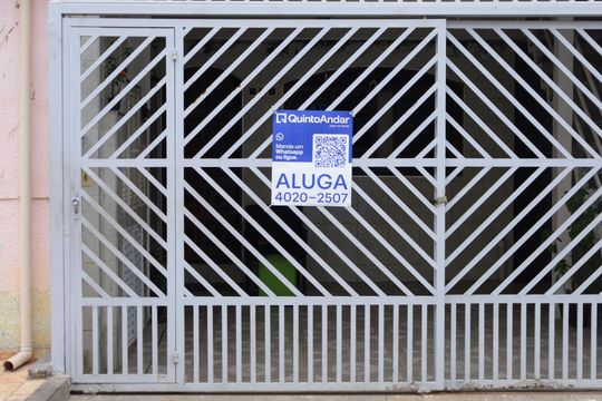 Placa GRANDE instalada no portão do imóvel, dia 25.08.2026 - Código da placa: FEWQ-1296 de casa para alugar com 1 quarto, 55m² em Jardim Nossa Senhora do Carmo, São Paulo