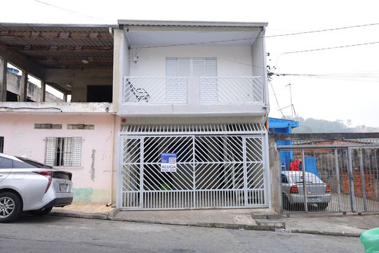 Fachada do imóvel - Placa GRANDE instalada no portão do imóvel, dia 25.08.2026 - Código da placa: FEWQ-1296 de casa para alugar com 1 quarto, 55m² em Jardim Nossa Senhora do Carmo, São Paulo