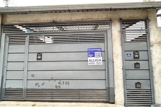 Placa instalada na fachada do imóvel  de casa para alugar com 1 quarto, 50m² em Cabuçu Guarulho, Guarulhos