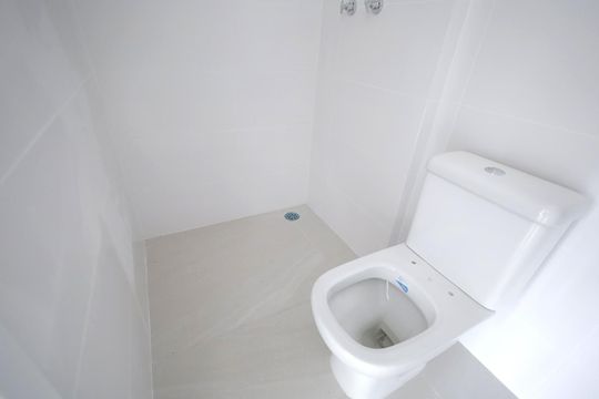 Banheiro 1 de apartamento à venda com 2 quartos, 56m² em Parque das Nações, Santo André