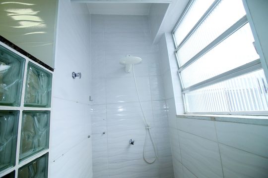 Banheiro de apartamento para alugar com 2 quartos, 60m² em Penha, Rio de Janeiro