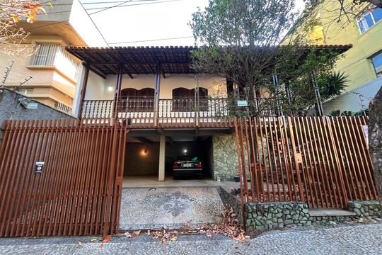 FACHADA de casa para alugar com 3 quartos, 259m² em Serra, Belo Horizonte