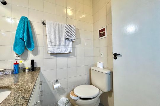Banheiro da Suíte de casa de condomínio à venda com 3 quartos, 192m² em Vila do Encontro, São Paulo