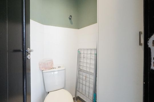 Banheiro de serviço de apartamento para alugar com 1 quarto, 74m² em Vila Mariana, São Paulo