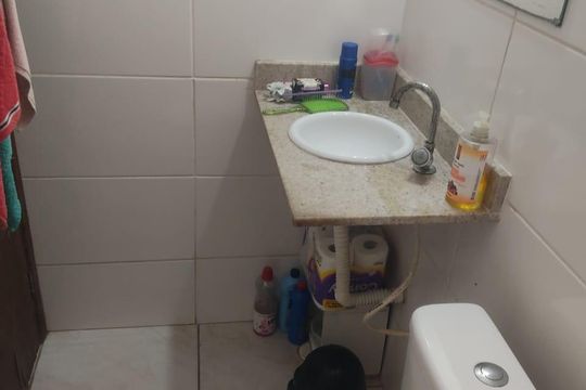Banheiro de casa de condomínio para alugar com 2 quartos, 53m² em Vila Sonia, Praia Grande