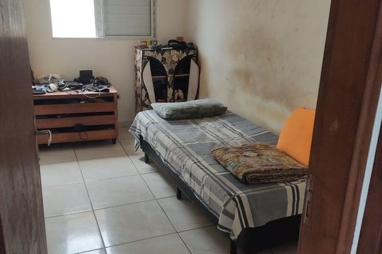 Quarto de casa de condomínio para alugar com 2 quartos, 53m² em Vila Sonia, Praia Grande