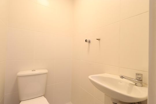 Banheiro de serviço  de apartamento para alugar com 3 quartos, 107m² em Lapa, São Paulo