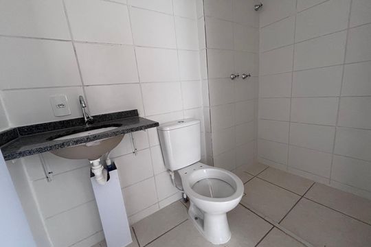Banheiro de apartamento para alugar com 2 quartos, 53m² em Barra Olímpica, Rio de Janeiro