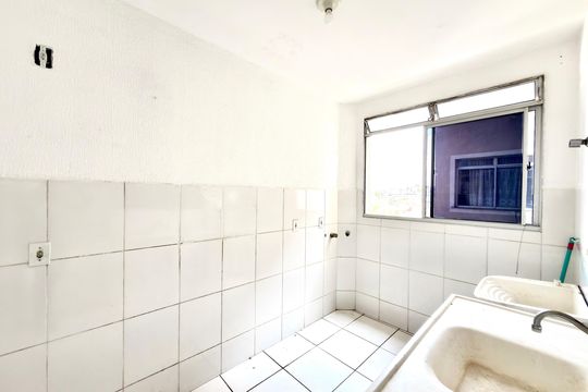 Cozinha e Área de Serviço de apartamento para alugar com 2 quartos, 45m² em Laranjeiras, Contagem
