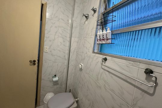 Banheiro de apartamento para alugar com 1 quarto, 55m² em Centro, São Vicente