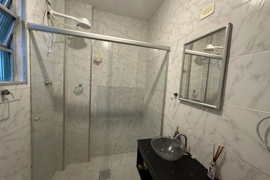 Banheiro de apartamento para alugar com 1 quarto, 55m² em Centro, São Vicente