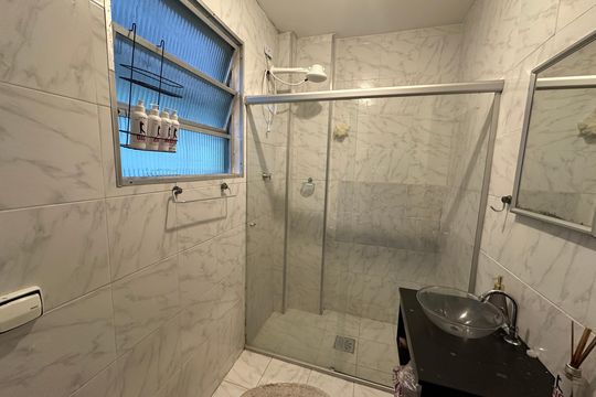 Banheiro de apartamento para alugar com 1 quarto, 55m² em Centro, São Vicente