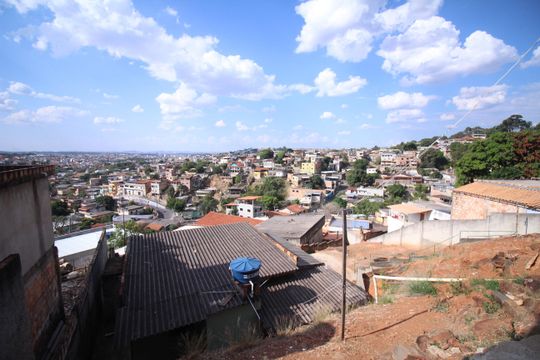 Vista de casa à venda com 2 quartos, 600m² em Jardim Filadelfia, Belo Horizonte