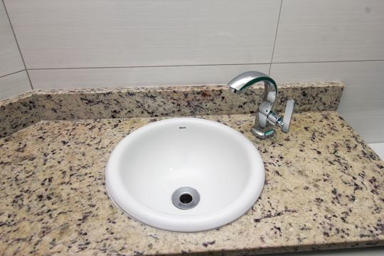 Banheiro da Suíte de apartamento à venda com 2 quartos, 70m² em Vila Curuçá, Santo André