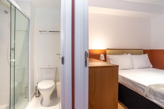 Banheiro de apartamento para alugar com 1 quarto, 42m² em Pinheiros, São Paulo