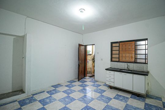 Cozinha de casa para alugar com 1 quarto, 60m² em Vila Cavaton, São Paulo