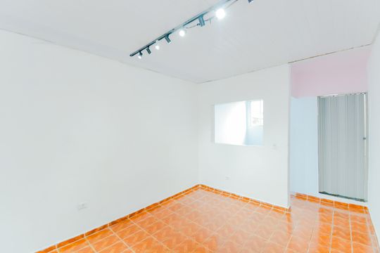 Quarto 1 de casa para alugar com 2 quartos, 34m² em Jardim Adriana, Guarulhos