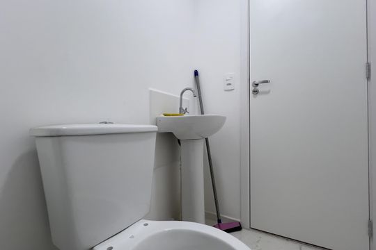Banheiro de apartamento para alugar com 2 quartos, 38m² em Vila das Bandeiras, Guarulhos