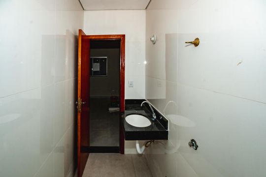 Banheiro social de casa para alugar com 2 quartos, 60m² em Europa, Belo Horizonte