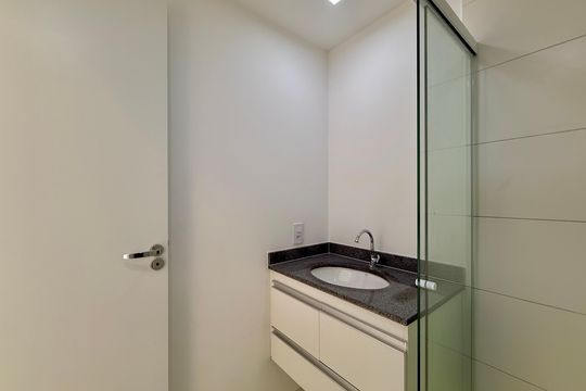 Banheiro  de kitnet/studio para alugar com 1 quarto, 24m² em Vila Cordeiro, São Paulo