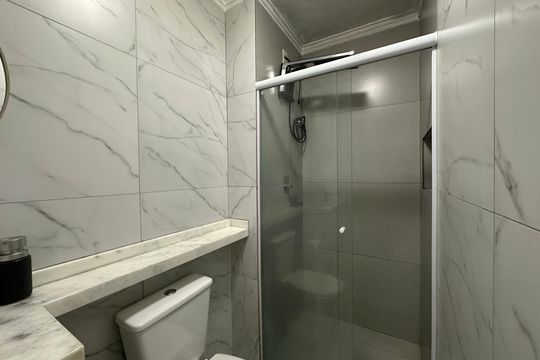Banheiro de apartamento para alugar com 2 quartos, 54m² em Jardim Belval, Barueri
