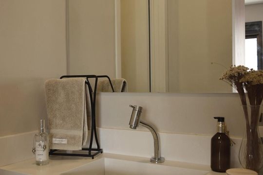 Banheiro de kitnet/studio à venda com 1 quarto, 27m² em Pinheiros, São Paulo