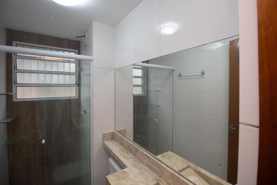 Banheiro de apartamento à venda com 2 quartos, 49m² em Núcleo do Engordador, São Paulo
