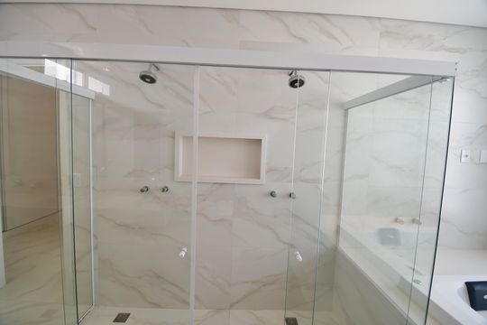Banheiro Suíte de casa de condomínio à venda com 4 quartos, 323m² em Residencial Parque dos Alecrins, Campinas