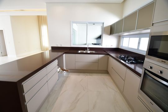 Cozinha de casa de condomínio à venda com 4 quartos, 323m² em Residencial Parque dos Alecrins, Campinas